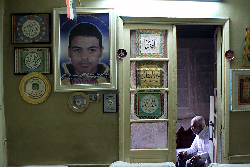  عبد الفتاح محمد عبد الغفار، والد الشهيد سامح الذي قتل في جمعة الغضب (٢٨ كانون ثاني ٢٠١١)، يجلس وحيدًا في غرفة المعيشة.