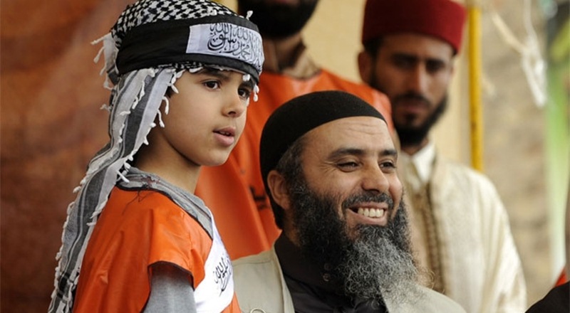 تنظيم أنصار الشريعة الارهابي (فرع القاعدة في تونس) يُعتَبر من أوّل التنظيمات التي حملت السلاح في تونس بعد الثورة وجنّدت المقاتلين. أرشيف انكيفادا