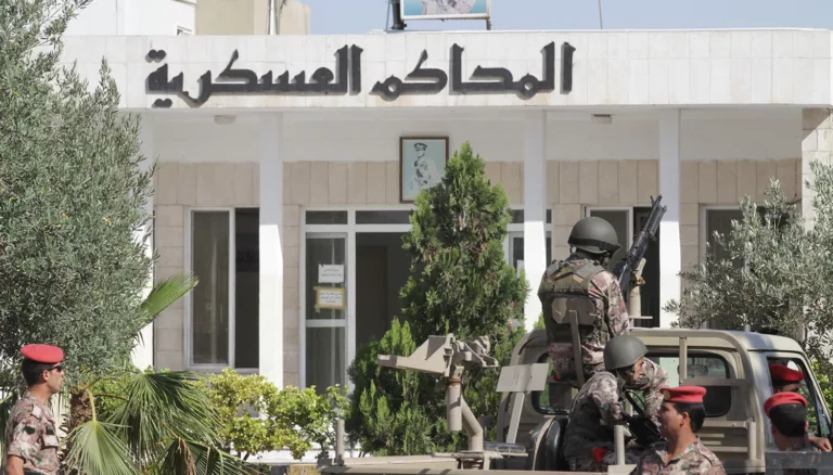 كيف يقودك منشور على فيسبوك إلى محكمة أمن الدولة