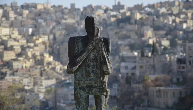 عن أجسادنا ومُدننا ومُجتمعاتنا المُشوّهة: قراءة في «أكثر من وهم»