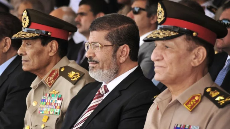 الإخوان يحكمون مصر: أوهام السّلطة كطريقٍ سريعٍ للانتحار