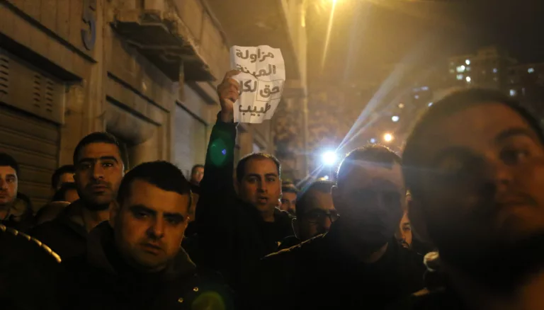 هل توقف العقود الجديدة «تسرب» الأخصائيين من القطاع الصحي العام؟