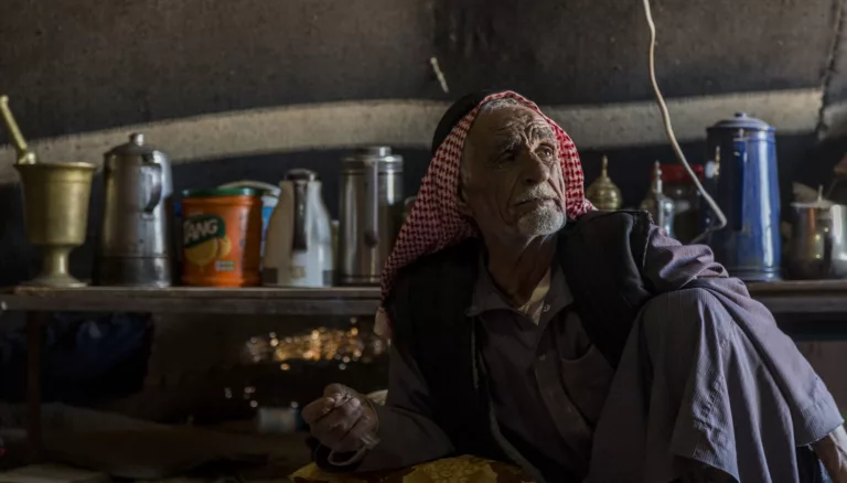 رُحّلٌ رُبطوا بأعمدة: حياة حراس أبراج الاتصالات في الرويشد