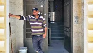 كيف أثّرت أزمة كورونا على حرّاس البنايات في الأردن؟