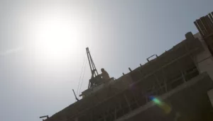 عمّال في الشمس: «النهار كلها شقيان»