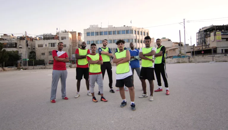 ملعب الجبل: مهاجرون ولاجئون تجمعهم «لعبة فطبول»
