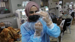 لقاحات كورونا في فلسطين: فسادٌ وانقسامٌ وتوظيفٌ سياسيّ