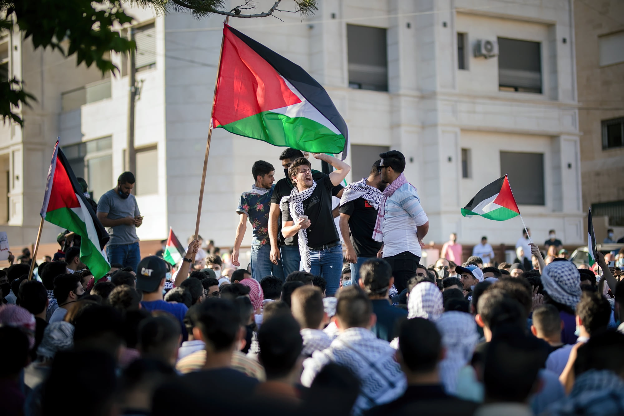 متظاهر يهتف قرب السفارة الإسرائيلية