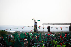 متظاهرون يعتلون برجًا في مهرجان الحركة الإسلامية في قرية سويمة