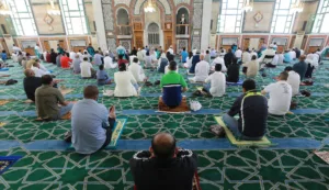 خطبة الجمعة الموحدة: مواجهة للتطرف أم سيطرة على المنابر؟ 