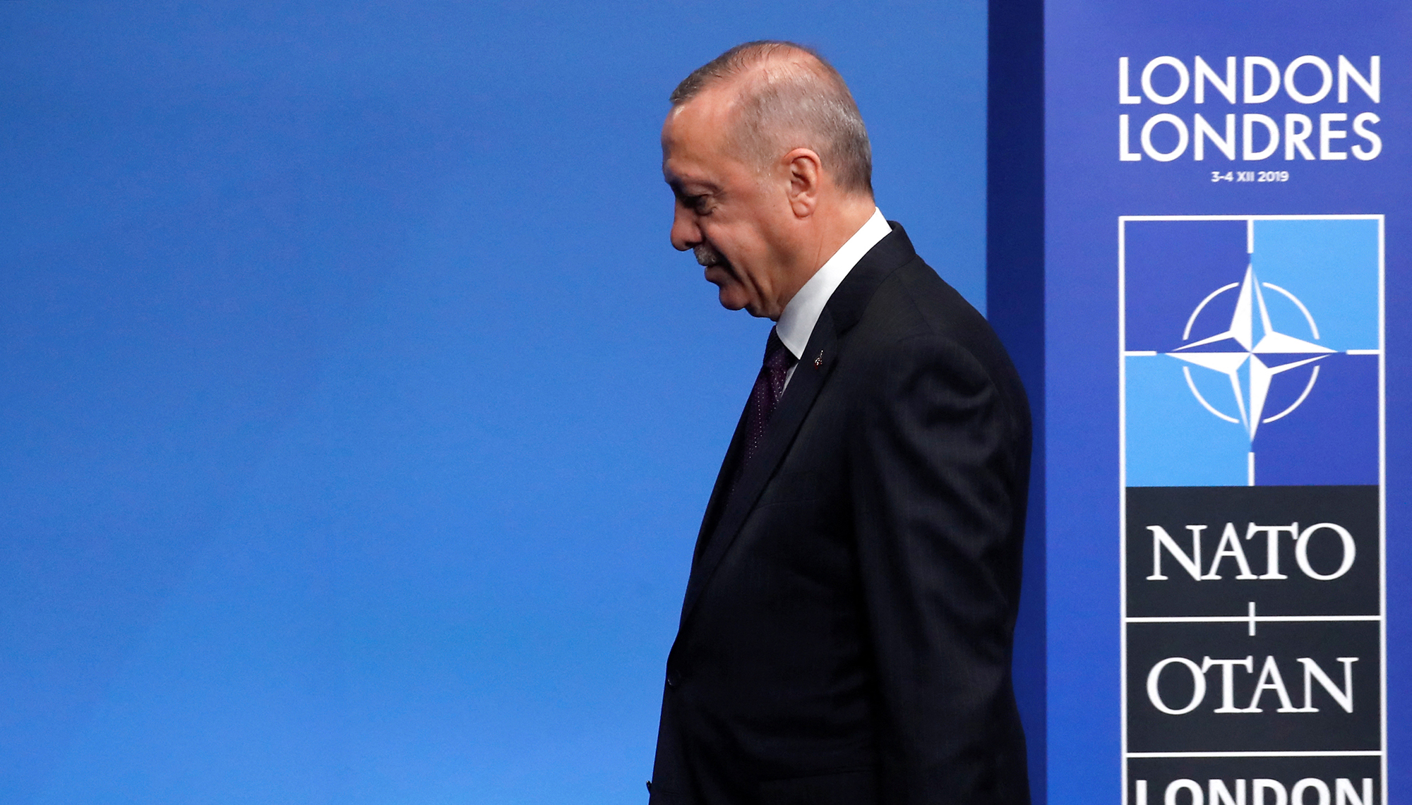 صورة الرئيس التركي رجب طيب أردوغان يصل لحصور قمة الناتو في واتفورد شمال لندن