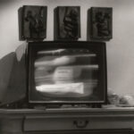 صورة بالأبيض والأسود لتلفزيون على طاولة