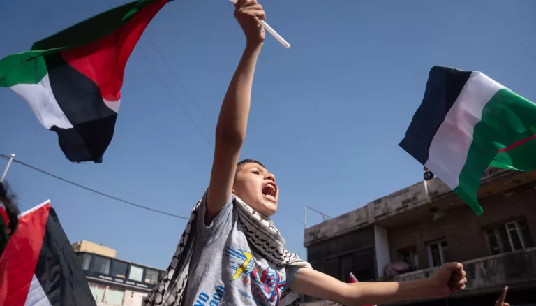 بالتزامن مع زيارة بلينكن: الآلاف في عمّان يهتفون لغزة ومنع مسيرات الحدود