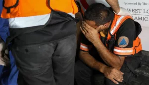 «وأنا بمشي بظل أتشهّد»: القطاع الصحي هدفًا للاحتلال