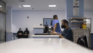 «خريجون أكثر من الحاجة»: هل يحل تخفيض مقاعد الطب المشكلة؟