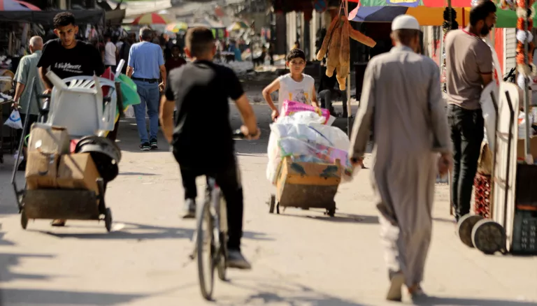 كيف حوّلت الحرب أطفال غزة إلى معيلين لعائلاتهم؟
