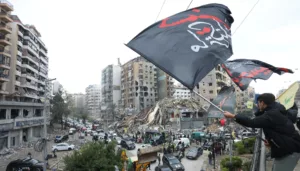 فرح وتحدٍ وغصّة: اللبنانيون يعودون إلى بيوتهم