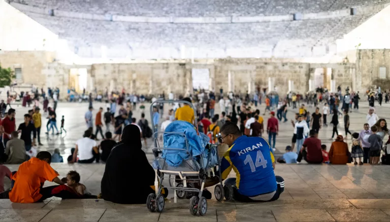 أمهات على هامش المدينة: تحديات الرعاية في فضاءات عمّان العامة