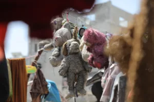 أن تكون أبًا في زمن الإبادة